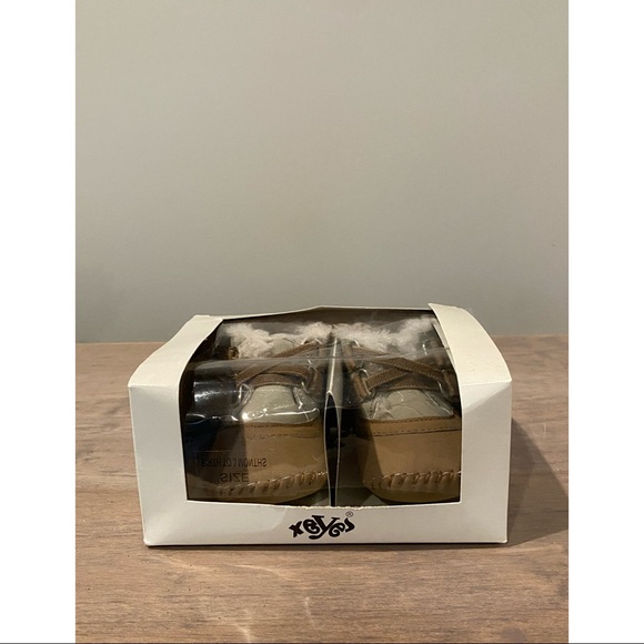 ** LEAVING TODAY** Infant fuzzy booties - Picture 6 of 6